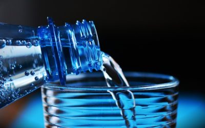 Água potável, mineral natural e adicionada de sais, conheça as diferenças
